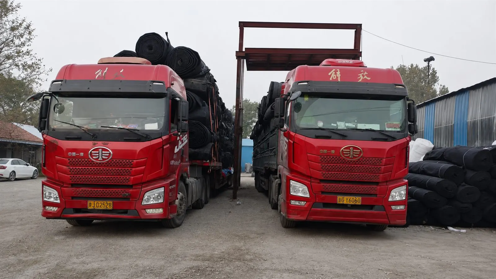 两辆完成装载等待发运的货车